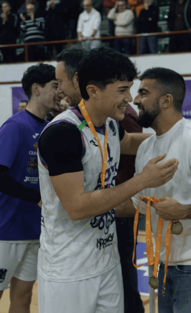 Oscar Rumbo recibiendo las medalla de la Copa