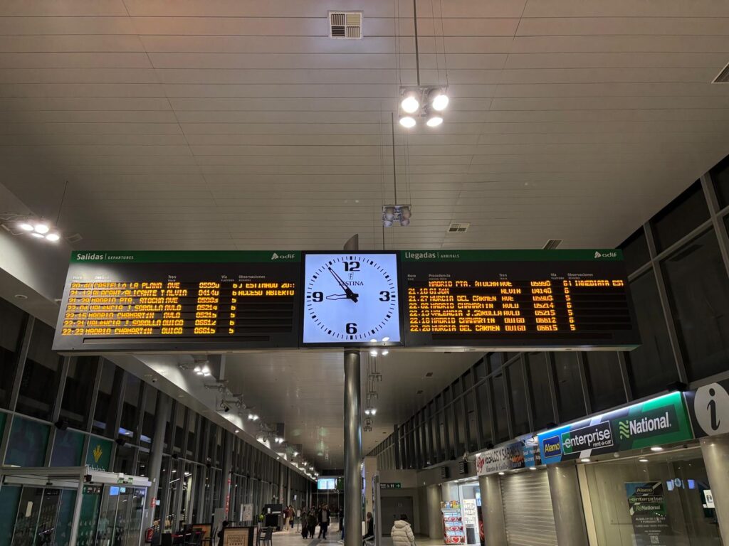 Cartel informativo de Renfe sobre transporte alternativo tras accidente Adamuz