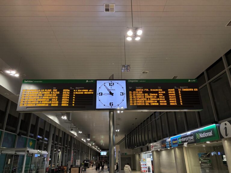 Cartel informativo de Renfe sobre transporte alternativo tras accidente Adamuz