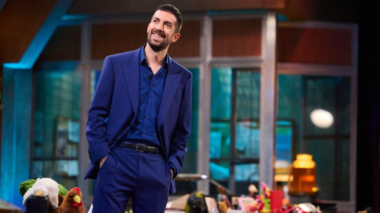 RTVE ha renovado La Revuelta por dos temporadas más con un contrato de 31,5 millones de euros. El programa presentado por David Broncano se consolida como uno de los formatos más vistos de la cadena pública, con especial impacto entre el público joven y gran repercusión en redes sociales.