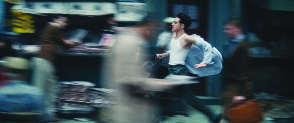 Marty a la fuga en busca de dinero para su viaje al Campeonato del Mundo