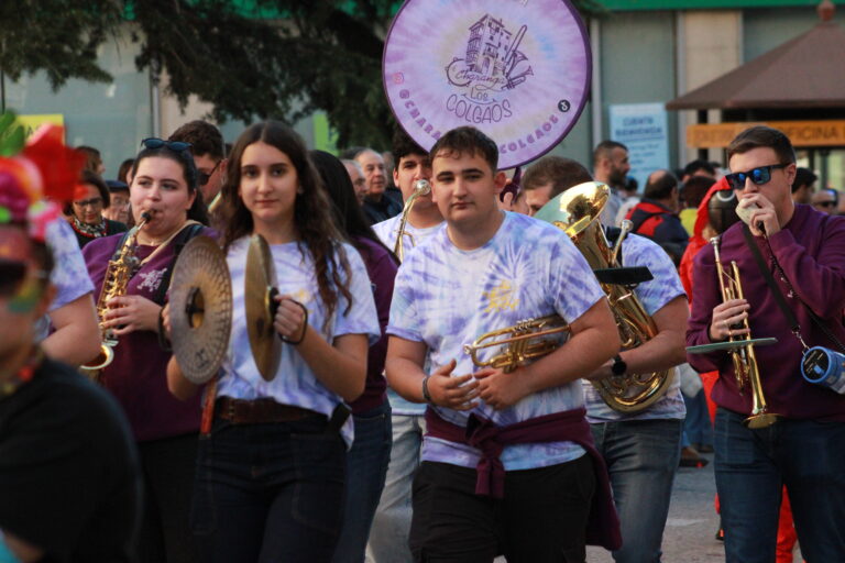 Charanga conquense animando el desfile carnaval Cuenca inundar tradición