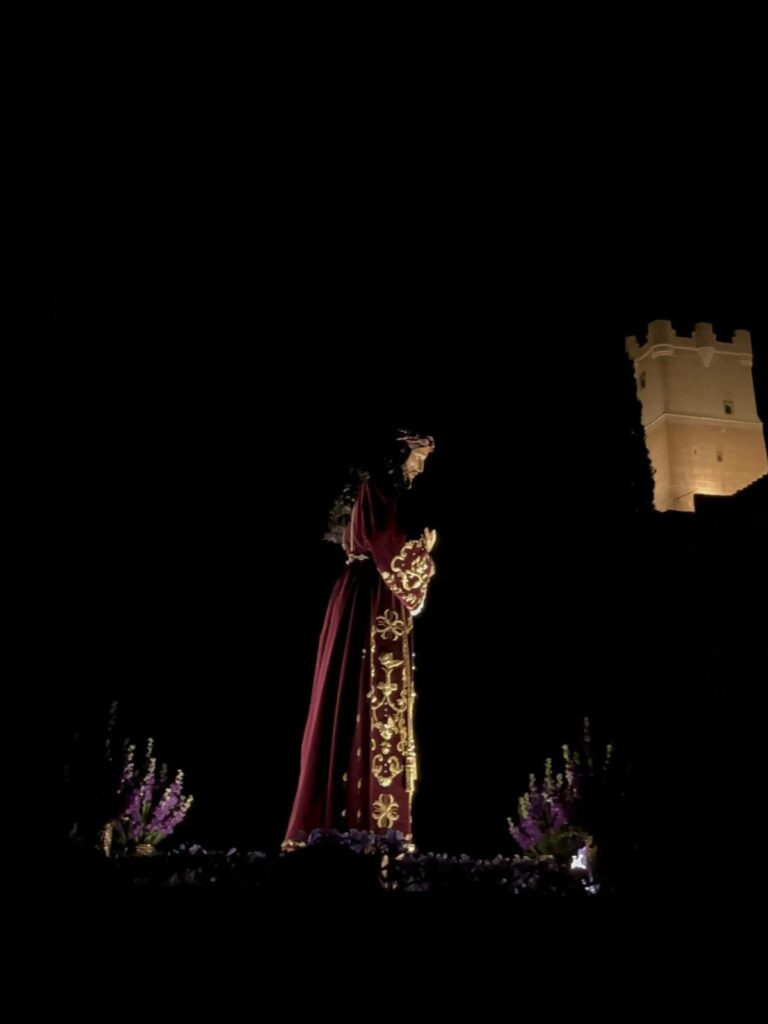 Paso de Nuestro Padre Jesús Rescatado con el Castillo de Villena visible al fondo.