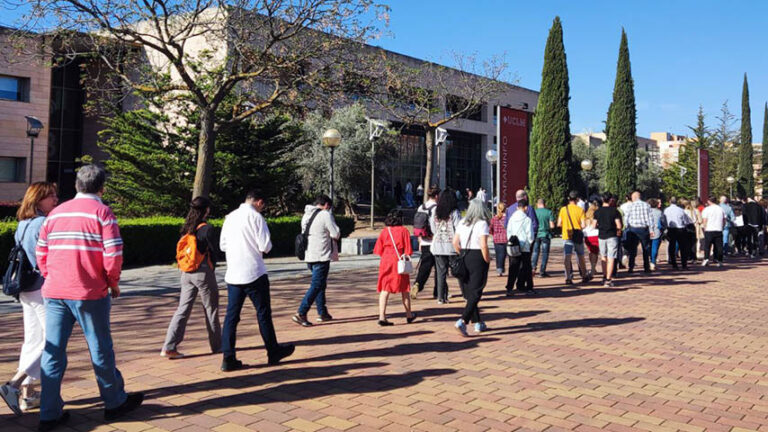 Familias y estudiantes en la jornada de puertas abiertas de la UCLM en Ciudad Real