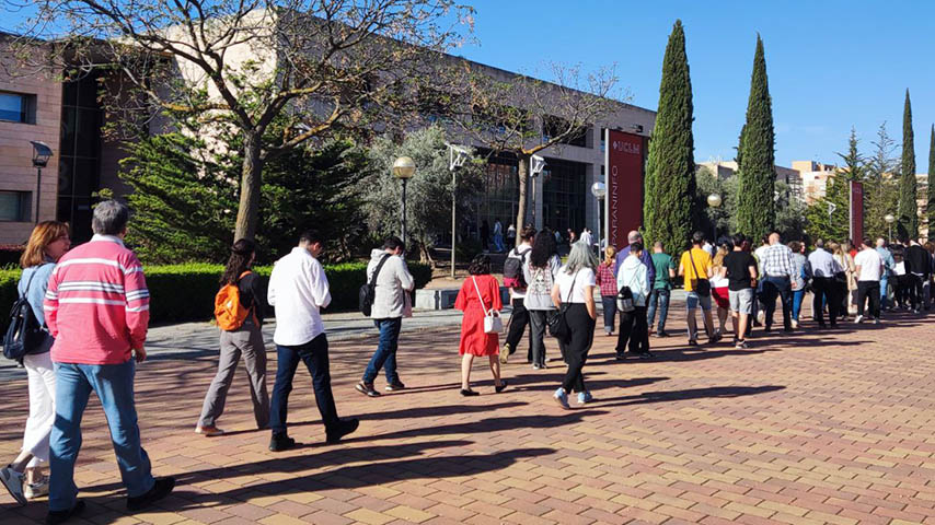 Familias y estudiantes en la jornada de puertas abiertas de la UCLM en Ciudad Real