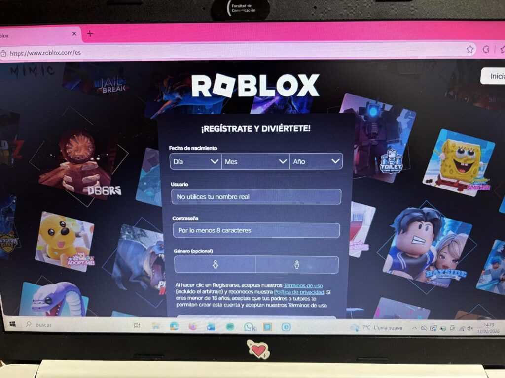 Pantalla principal del juego Roblox con menú y opciones