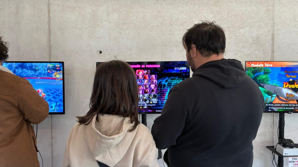 Dos chicos jugando a videojuegos