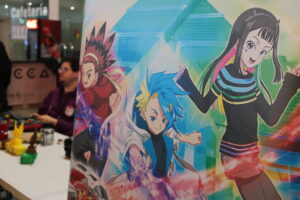 Cartel de anime junto a stand