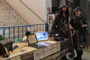 magia, juegos y comunidad: dos personas haciendo cosplay de personajes de Los Piratas del Caribe