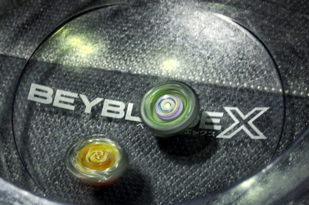 dos peonzas beyblade x en combate