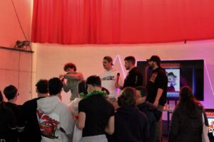 magia, juegos y comunidad: Varios creadores de contenido encima de un escenario, con el YouTuber Escardi como invitado