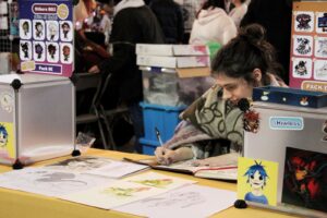 Joven artista dibujando