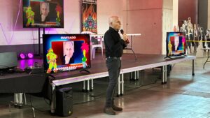 magia, juegos y comunidad: el doblador Antonio Esquivias charlando con los asistentes