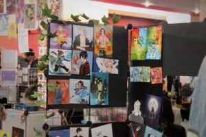 Puesto con láminas de anime