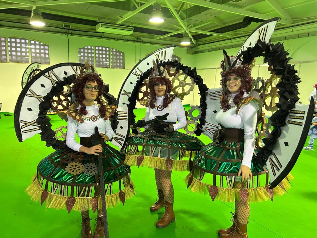 María José Mondéjar y sus hijas con el disfraz del Crisol en el desfile de Carnaval del año pasado