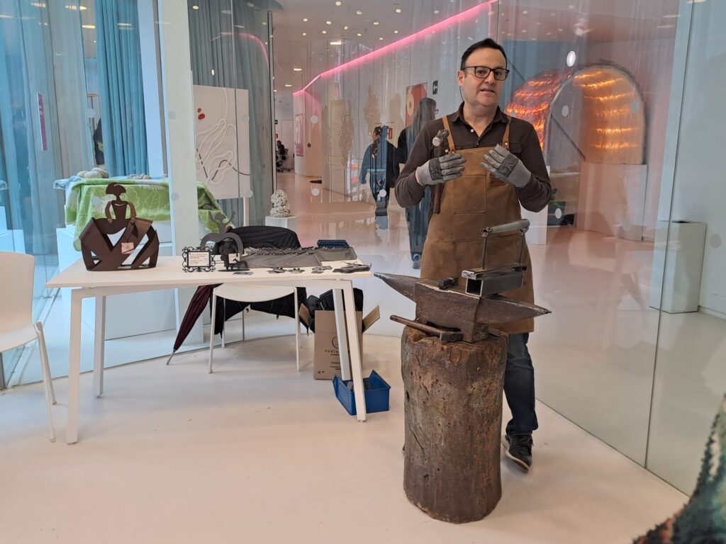 Tomás Alía trabajando en su exposición/ Daniel Sanz