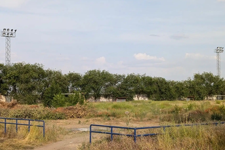 El abandono del campo de fútbol de Torralba de Calatrava dificulta la preparación de los jóvenes deportistas