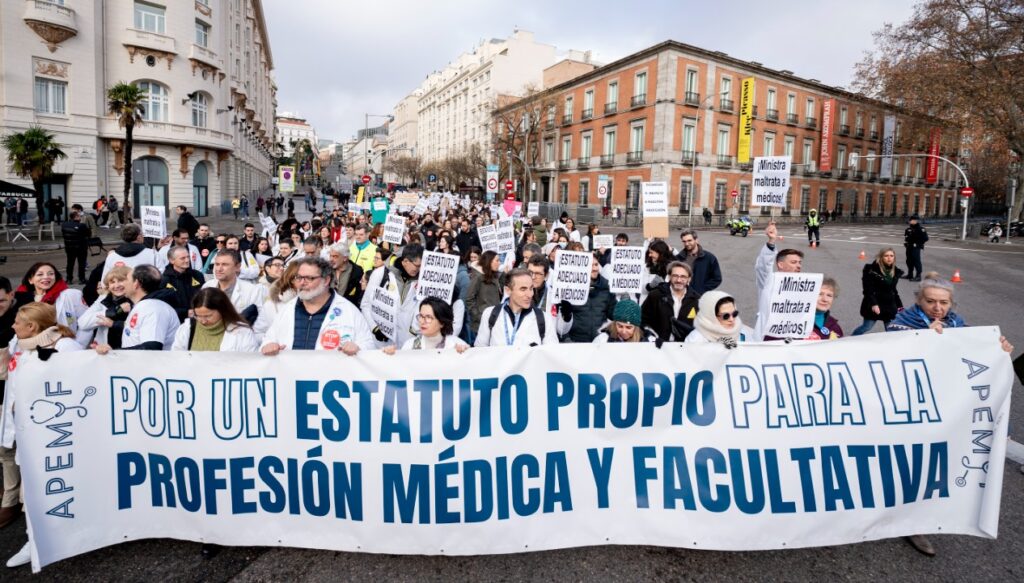 Médicos españoles en huelga por el borrador del nuevo Estatuto Marco.