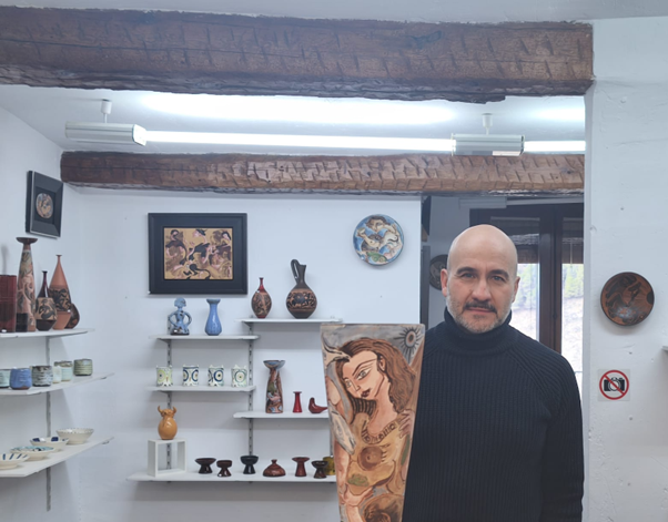 Fotografía de Rubén Adrián posando junto a sus obras realizada por Daniel Prado