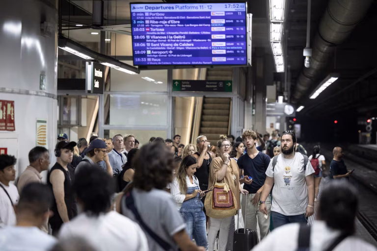 Aglomeración de viajeros al tren.