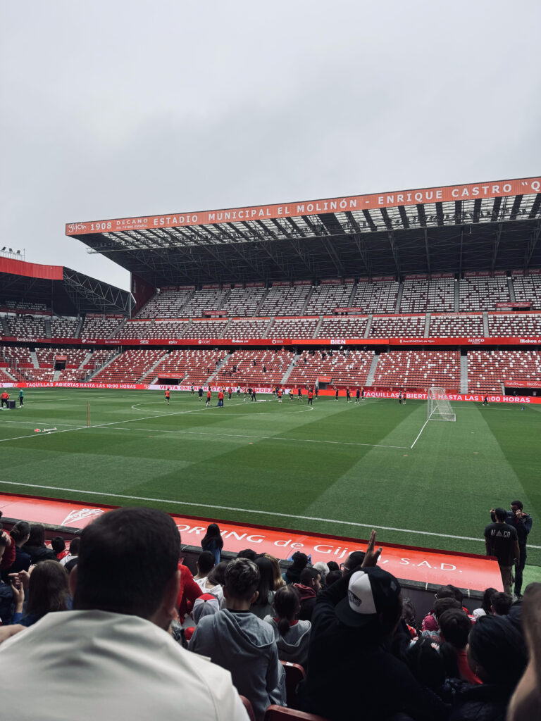 Grada Este estadio El Molinón. Fuente: Alba Sánchez