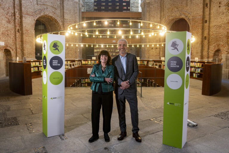 Premio Aena Narrativa de un millón de euros: Fotografía presentación del galardón con Rosa Montero y el presidente de Aena, Maurici Lucena