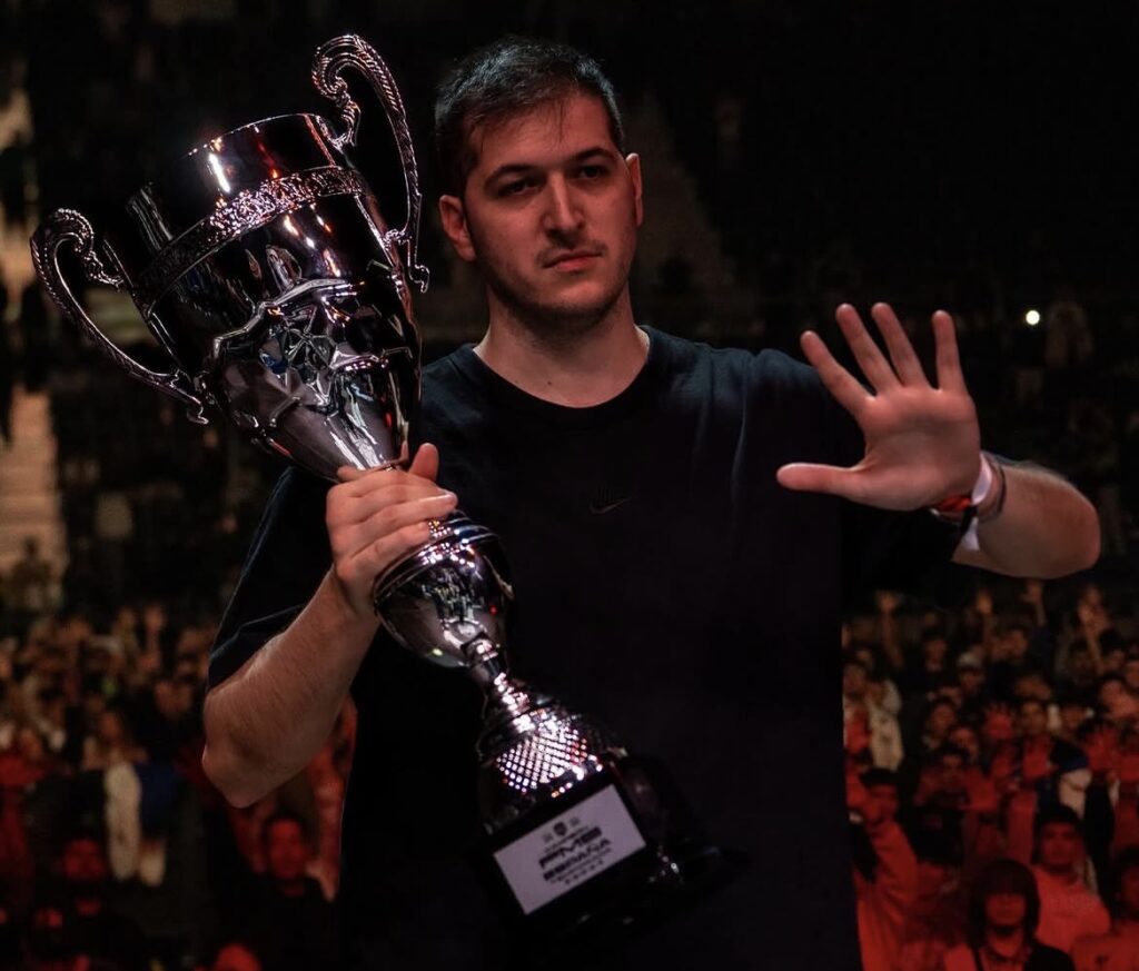 Chuty posando con la copa y mostrando con la mano el número 5, las veces que la ha ganado