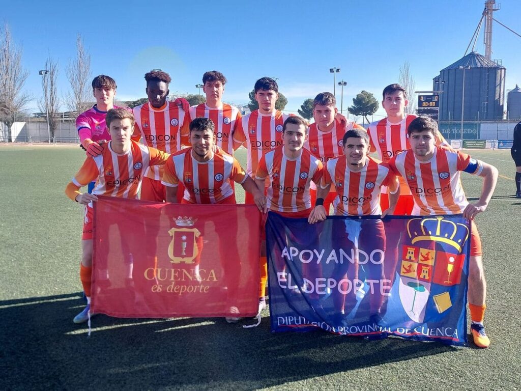 Los jugadores del Ciudad Encantada posan antes de comenzar un partido.