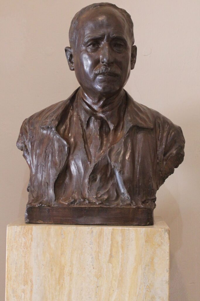 Busto de bronce de Juan Ruiz de Luna Rojas, en la entrada del museo de cerámica Ruiz de Luna