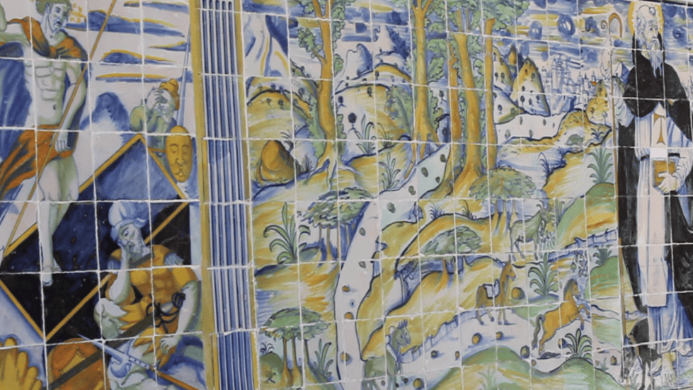 Imagen mural de cerámica en la fachada de la basílica Nuestra Señora del Prado, del siglo XVI