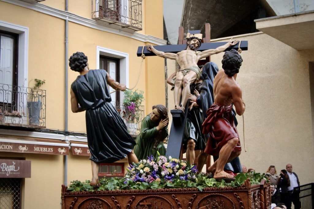 La exaltación saliendo de la Iglesia