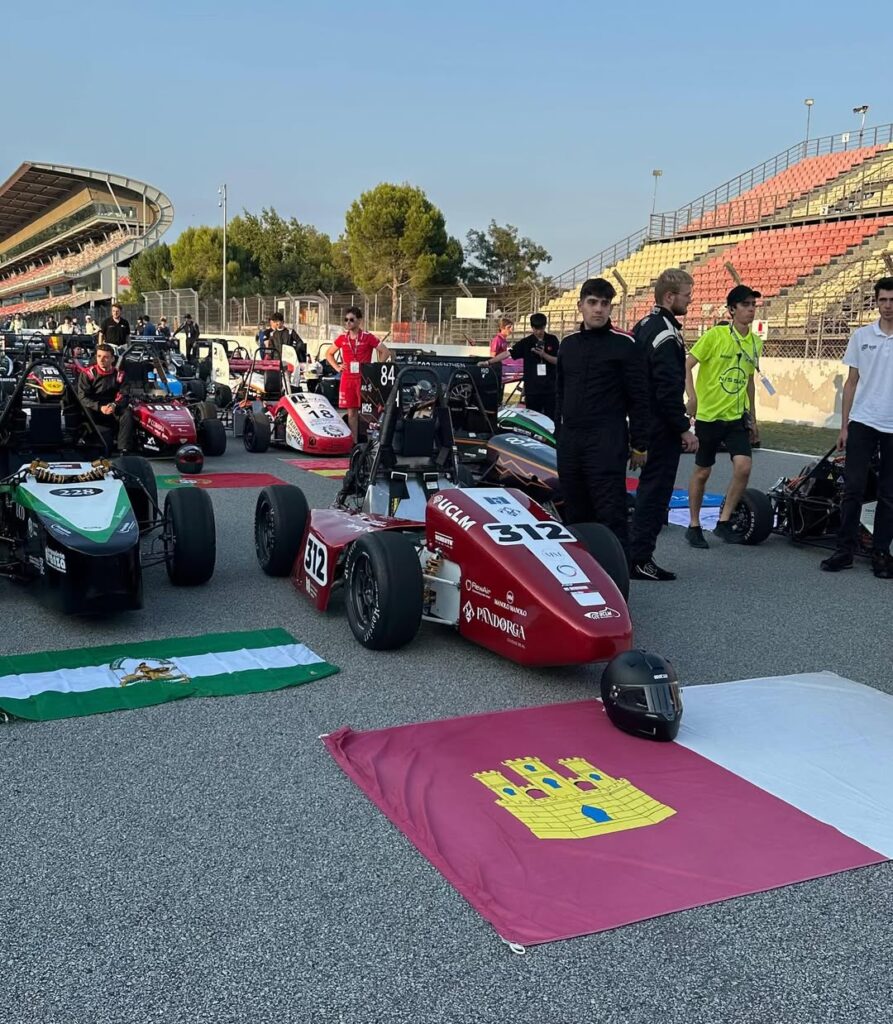 El UCLM Racing Team durante la prueba de Montmeló 2025.