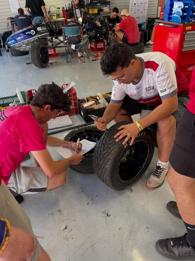 Mecánicos del UCLM Racing Team trabajando en circuito