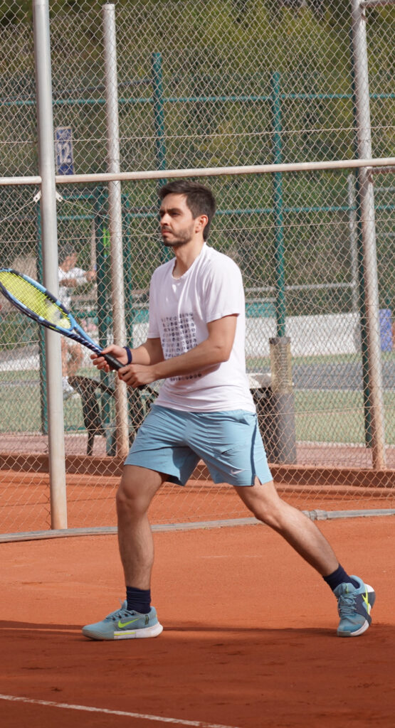 Iñaki Etxegia jugando al tenis.