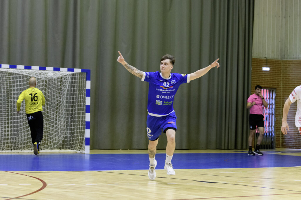 Jayro Pérez celebra un gol durante un partido con el Oviedo Base.
