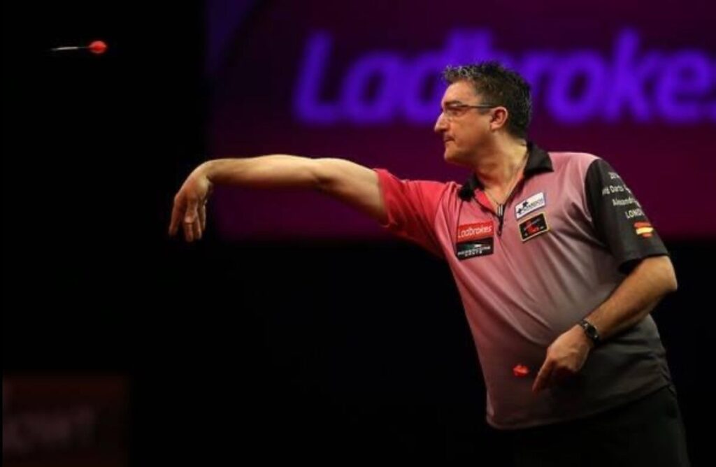 Julio Barbero realizando una tirada durante la fase preliminar del Mundial de la PDC en diciembre de 2013.