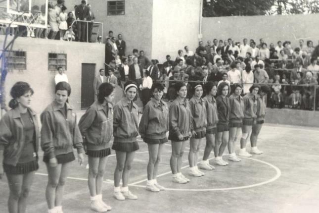 Imagen en blanco y negro con las jugadoras de la primera selección española femenina de baloncesto 