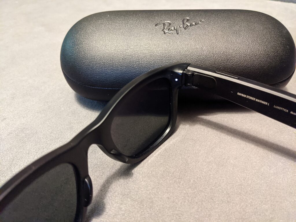 https://commons.wikimedia.org/wiki/File:Ray-Ban_Stories,_Feedback_LED,_and_Case.jpg