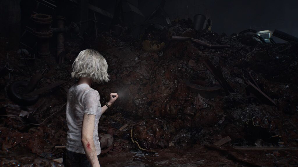 Imagen de Grace con una camiseta blanca y con el codo herido con una mancha de sangre observando un monstruo extraño con una linterna 