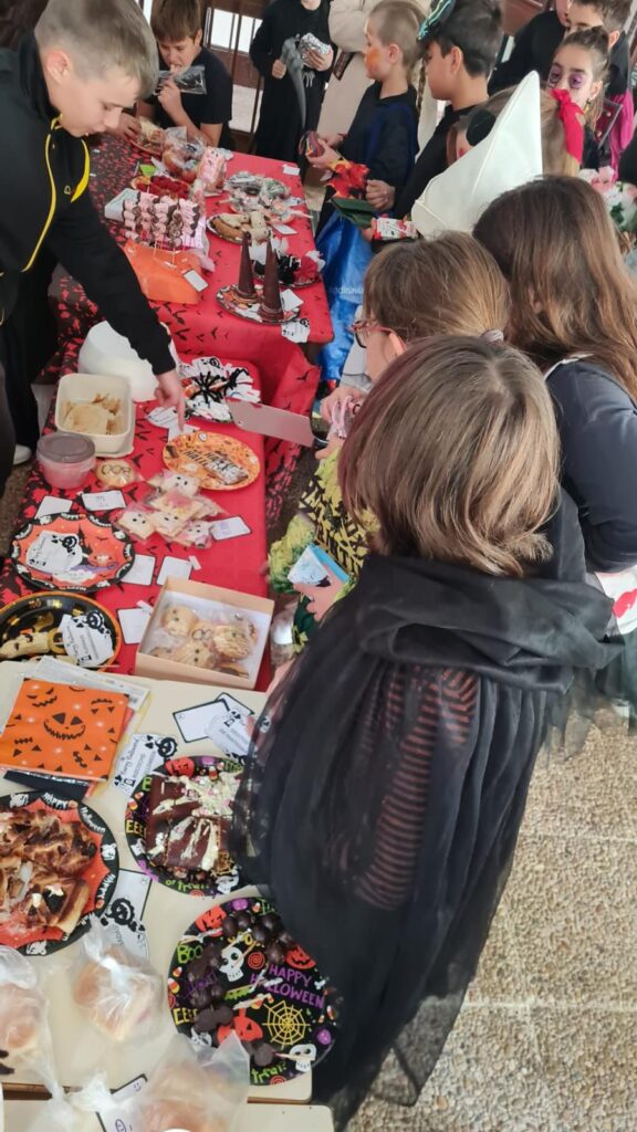 Los alumnos durante el mercadillo realizado en Navidad / CEIP Fuente del Oro