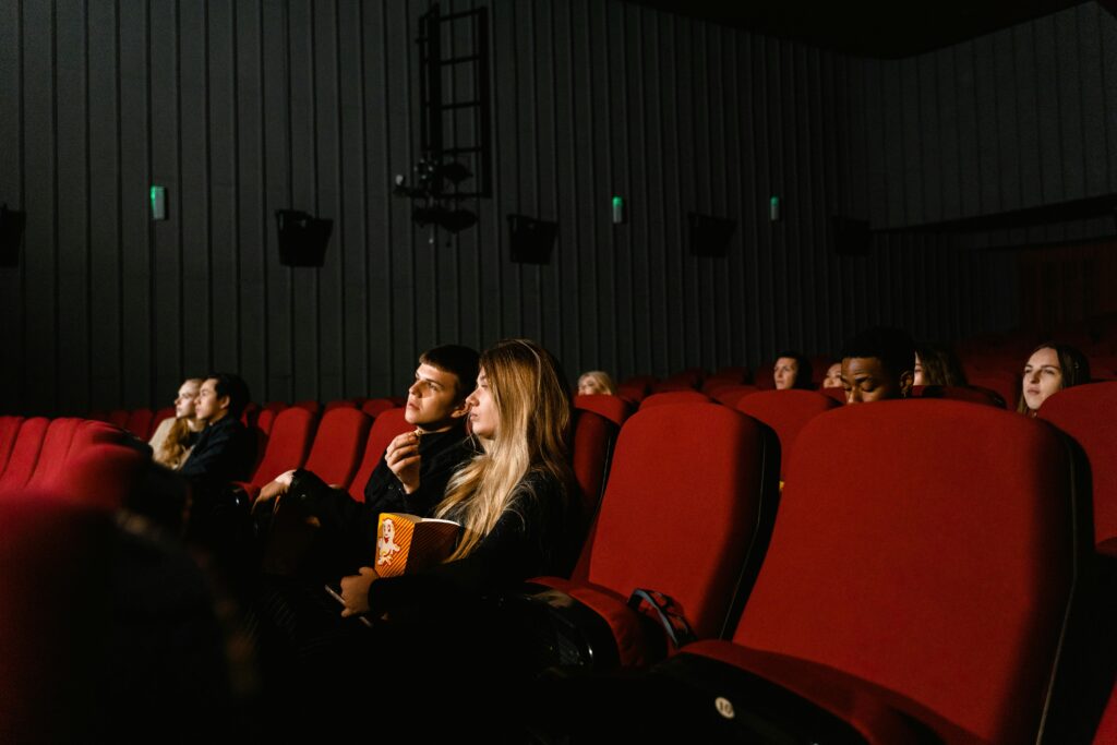 Cada vez más jóvenes utilizan las redes sociales para comentar películas y series, compartir recomendaciones y crear comunidades en torno al cine. Creadores como Adrián Díaz muestran cómo estas plataformas se han convertido en un nuevo espacio para hablar de cultura audiovisual.