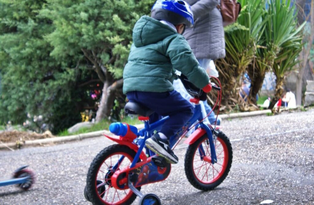 Un niño realiza el circuito 'Mini Héroes' de Cruz Roja Cuenca sobre educación vial con su bicicleta