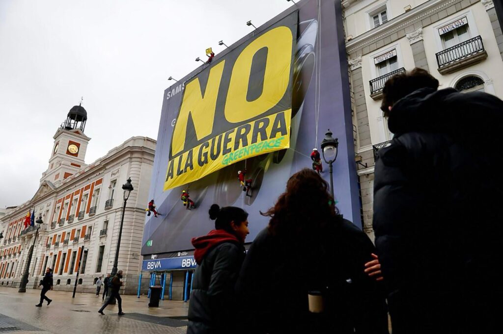 Greenpeace vuelca sobre la Puerta del Sol el lema "No a la guerra"