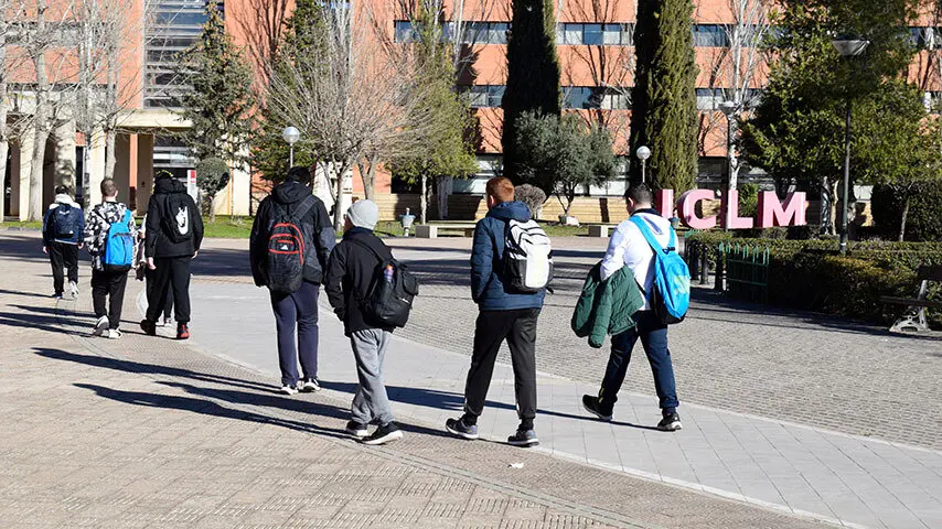 Alumnos de la UCLM en el campus
