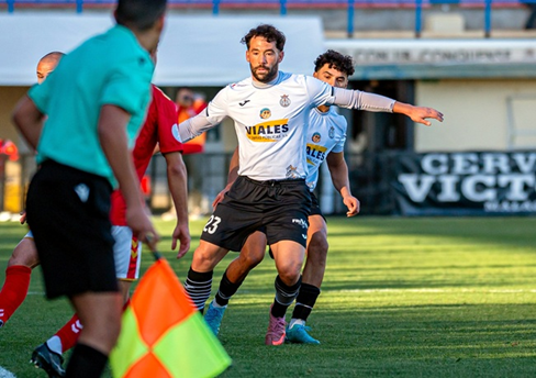 Quique González conduce el balón durante un partido en La Fuensanta
