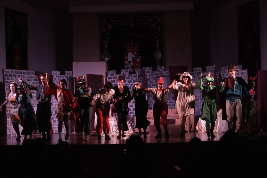 Actuación del teatro Universitario Cuenca. Foto: Teatro Universitario