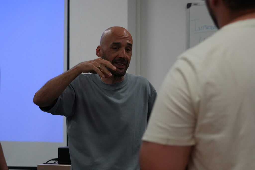 Javier Martínez en el taller Canon en la Facultad de Comunicación de Cuenca / Foto de Toni Villegas