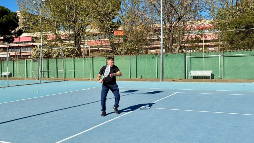 Imagen de Toni López preparándose para el golpeo de una pelota