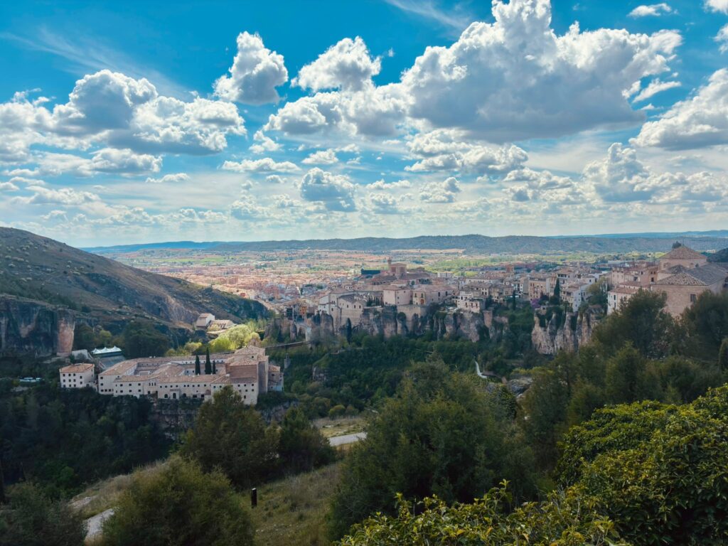 Fotografía general de Cuenca tomada desde mirador del castillo. rutas en Cuenca puente de mayo