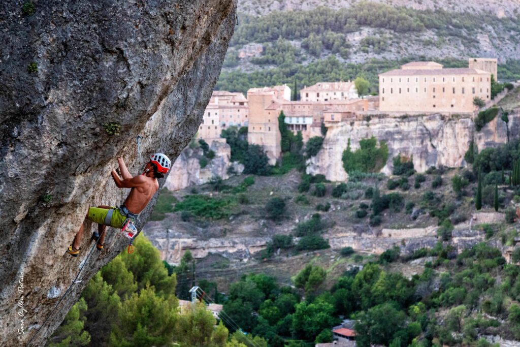 Charly escalando con Cuenca de fonde